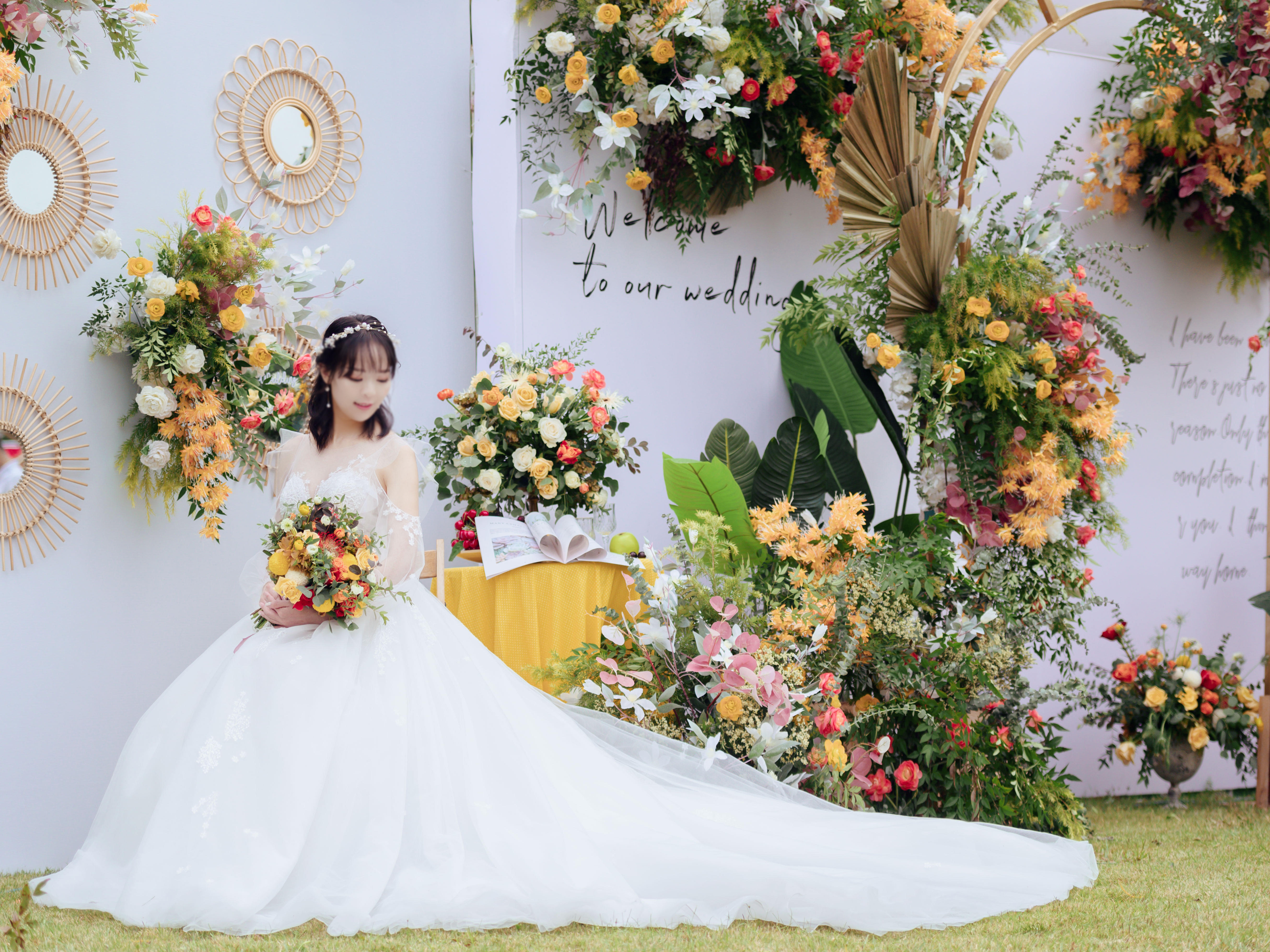 轻奢唯美户外婚礼鲜花+仿真花+四大金刚+西服抵用