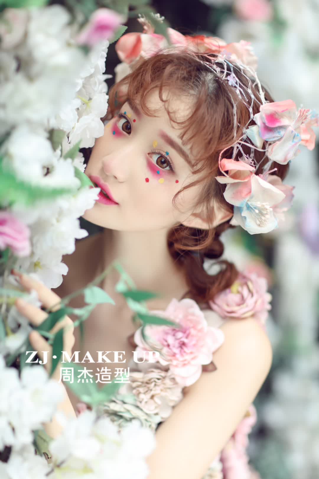 化妆总监+新娘造型+伴娘2位+妈妈1位