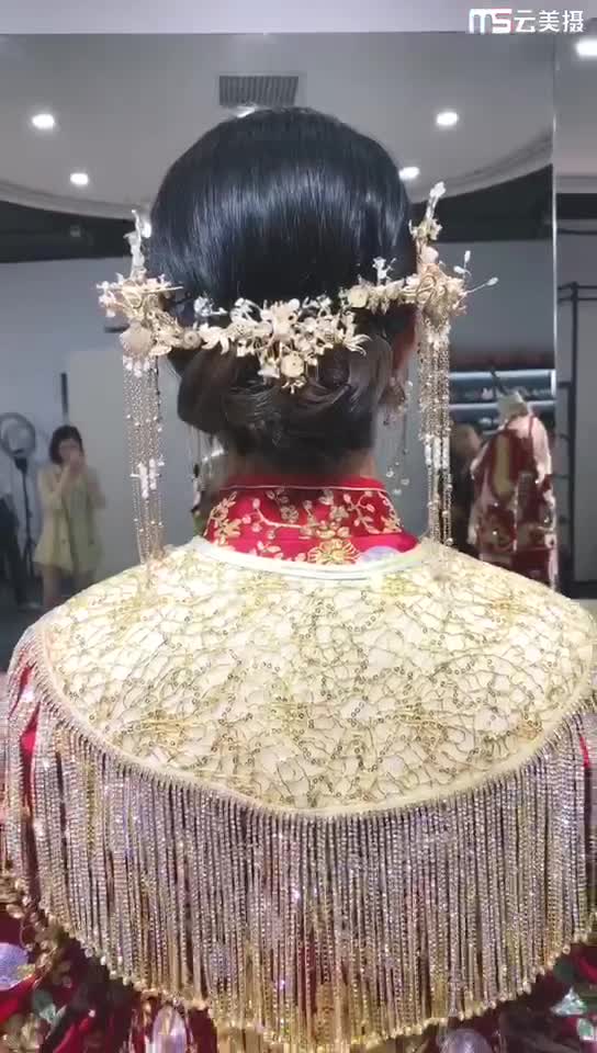 苏拉婚纱【资深档市内跟妆＋伴娘服＋妈妈妆1个】