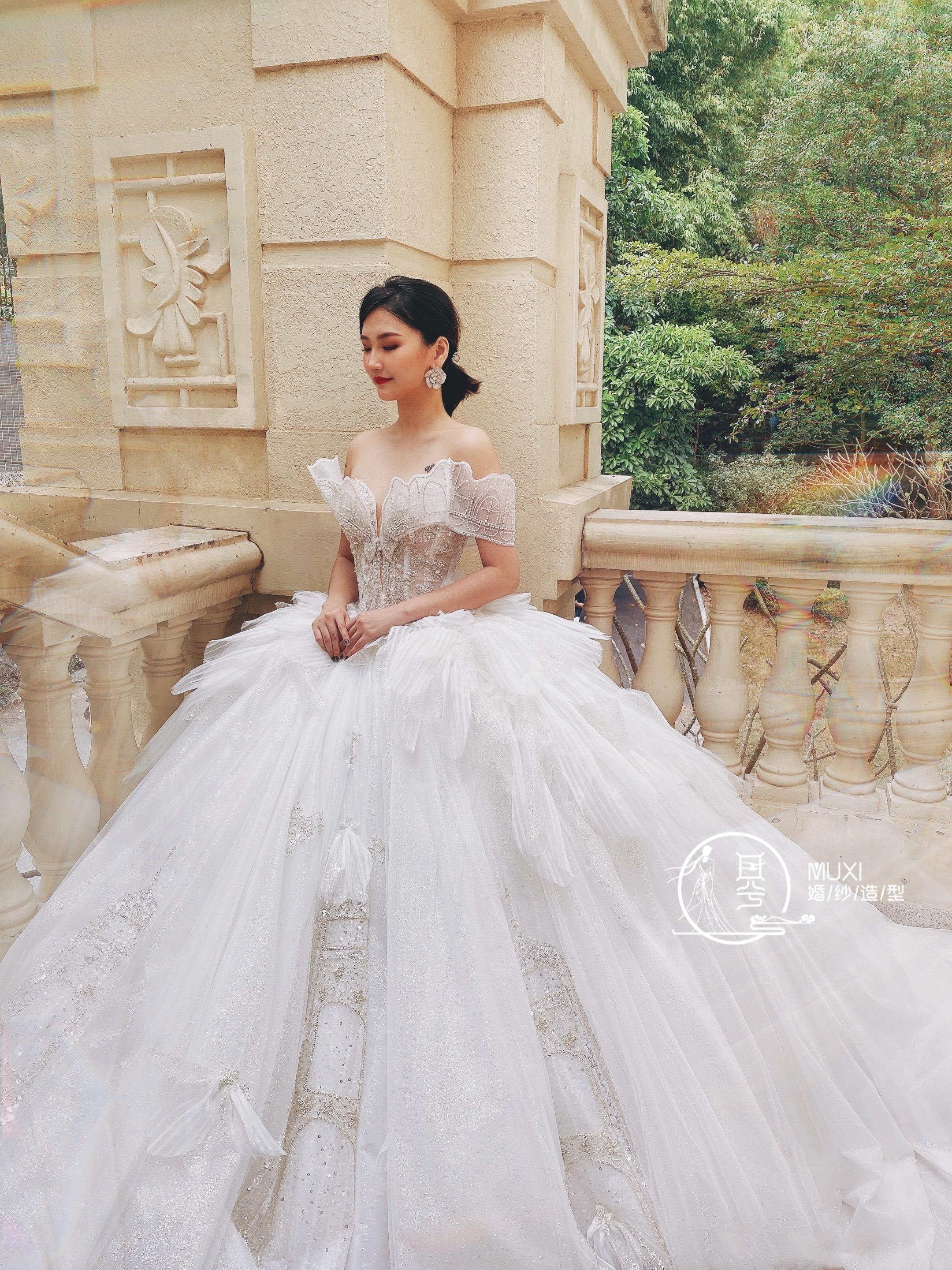 出门纱+高定款主婚纱+敬酒服+8件伴娘服免租金