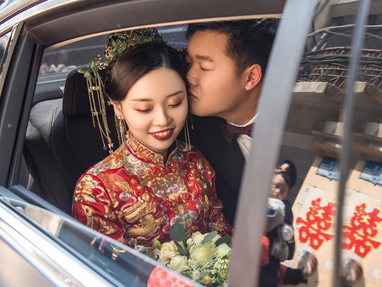 【资深套餐】资深老师全天跟妆＋免租拖尾婚纱5件套