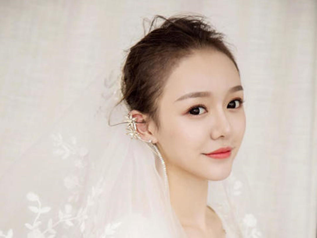 总监化妆师+高级定制婚纱套餐+送外景一套+伴娘服