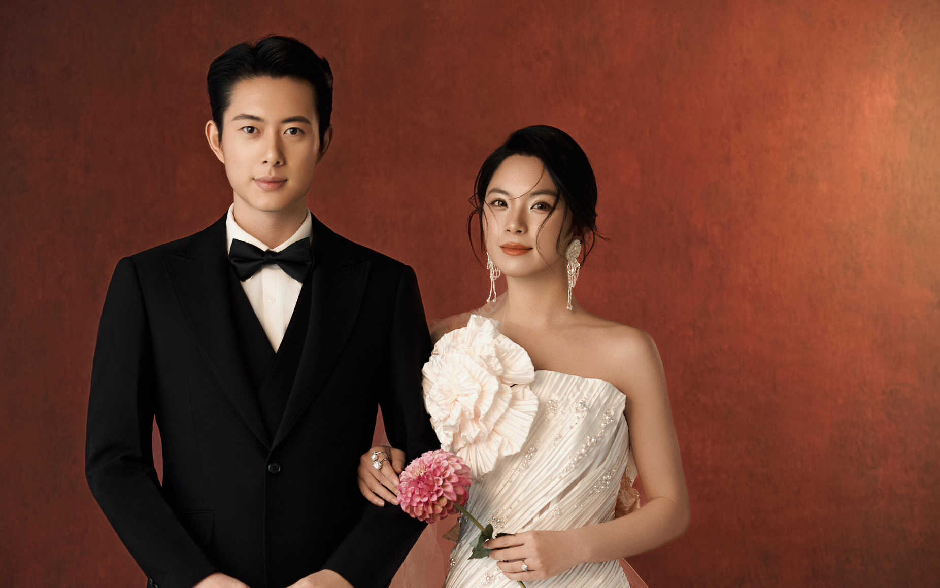 太權(quán)威了｜爆火紅底復(fù)古油畫(huà)風(fēng)婚紗照 