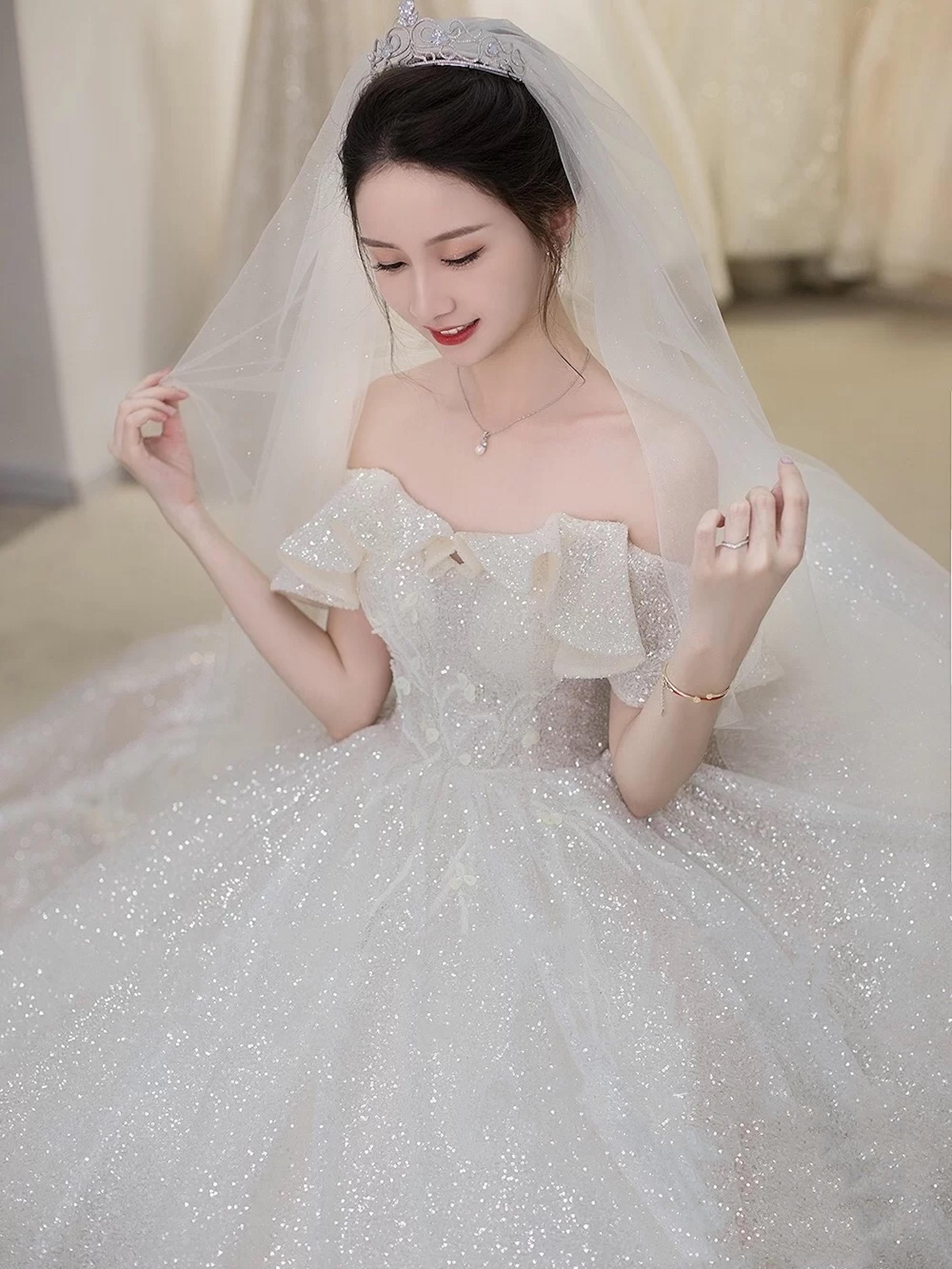 【镇店】设计师款婚纱套系+伴娘服+伴郎马卦