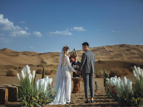 新疆库木塔格沙漠婚礼+婚纱摄影