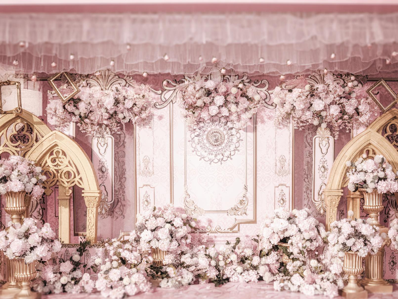 欧式粉色主题婚礼顶部装饰造型