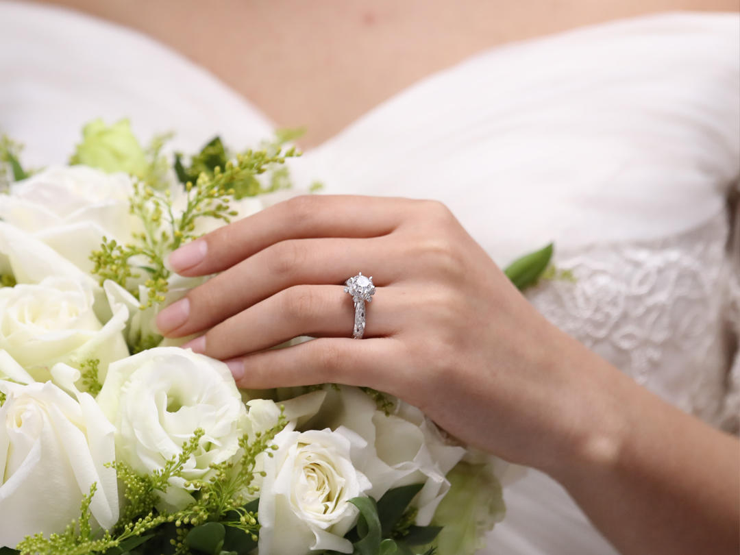 Kismet 18K金求婚戒指—手捧花