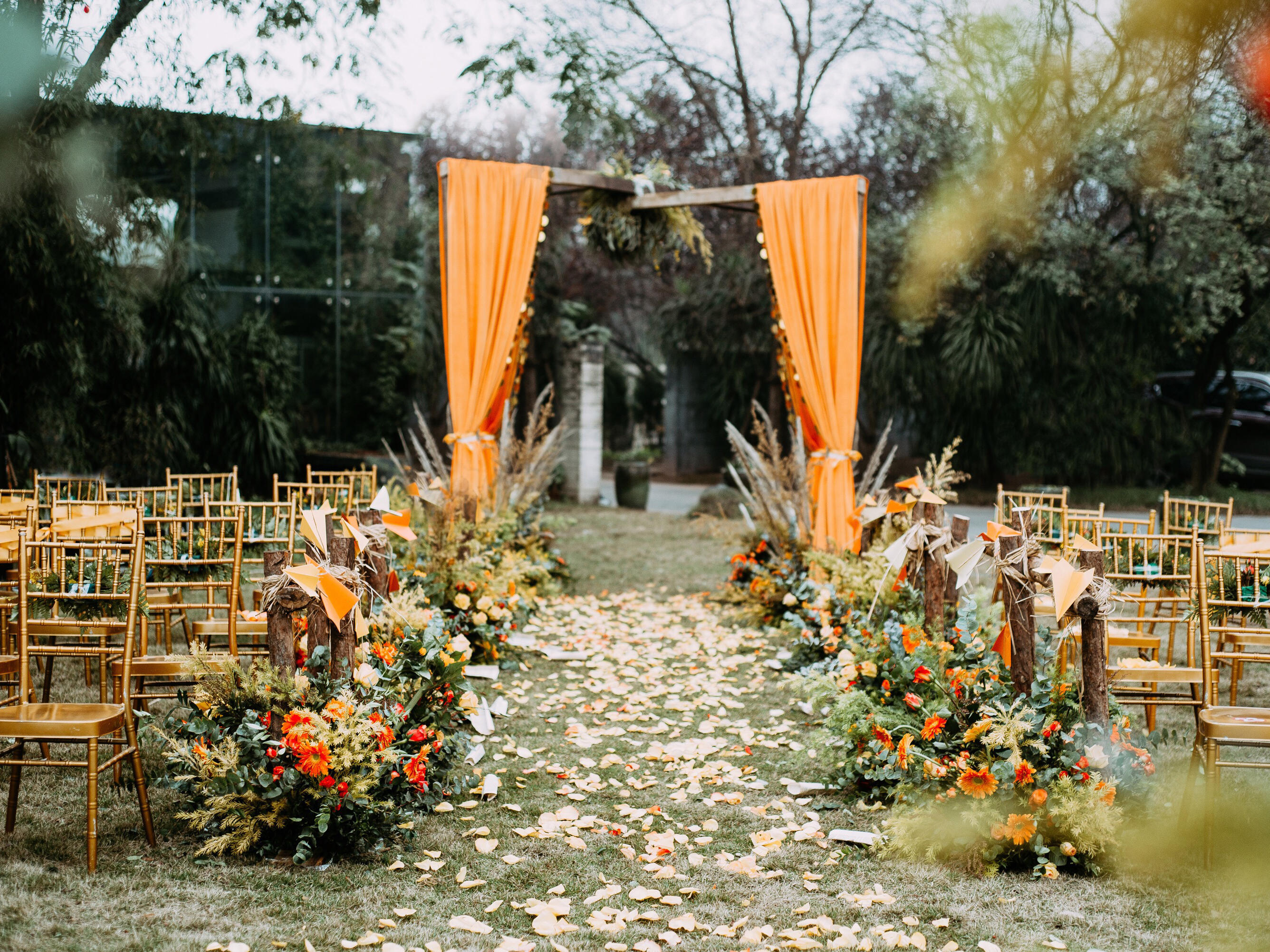 橙色系户外婚礼，乡镇上门布置