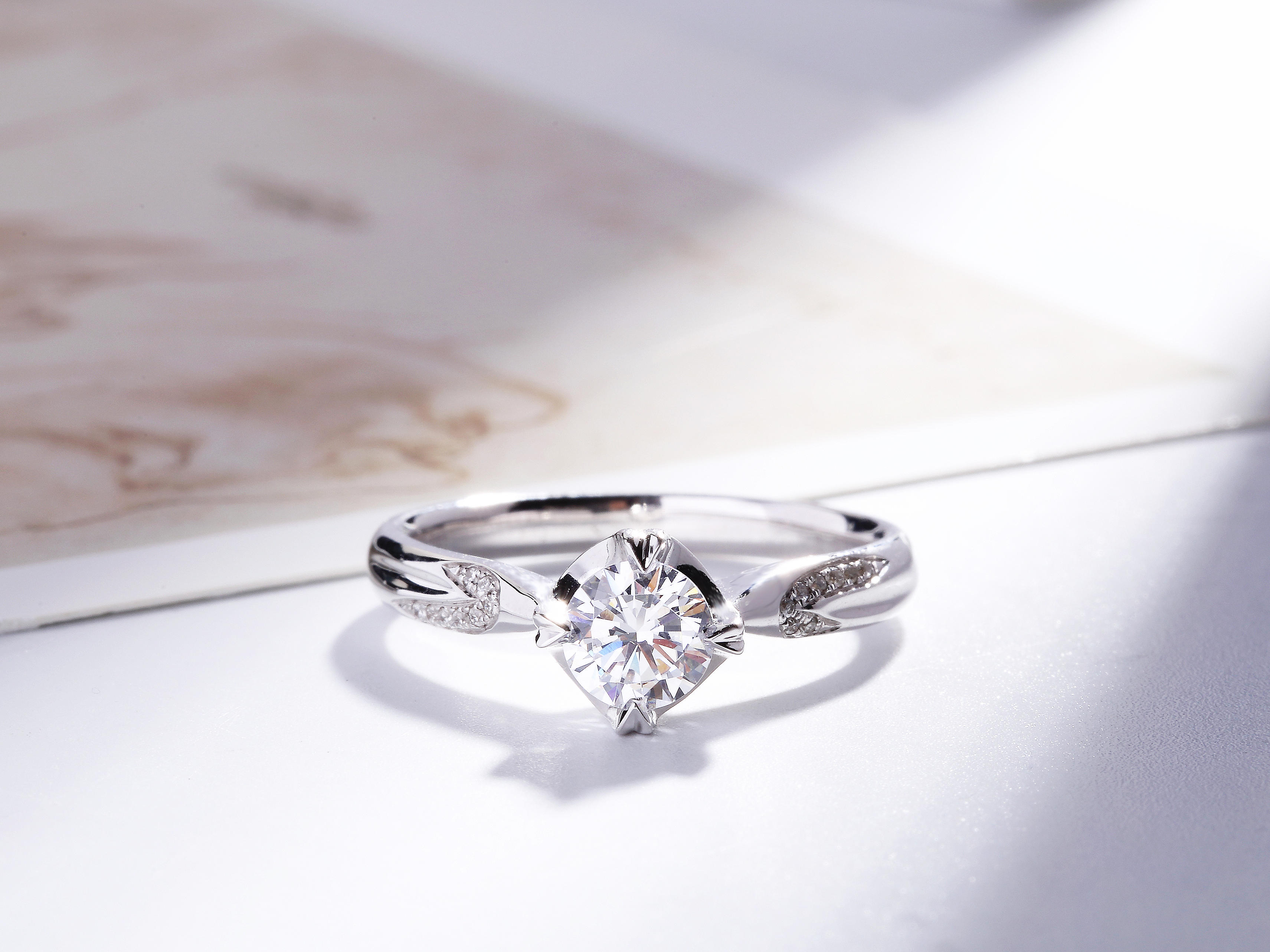 18K白金1克拉钻石戒指正品镶红宝石四爪钻戒