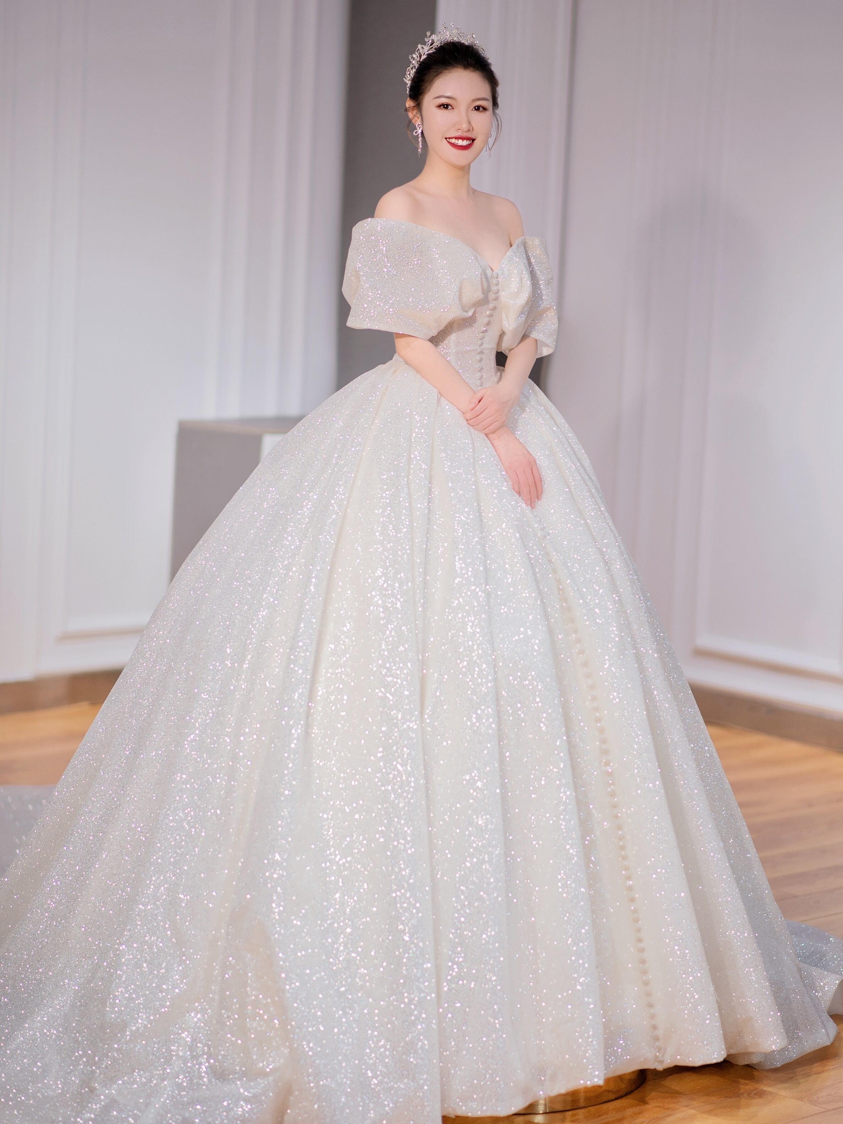 【婚纱+跟妆+西服】一体化婚礼服务