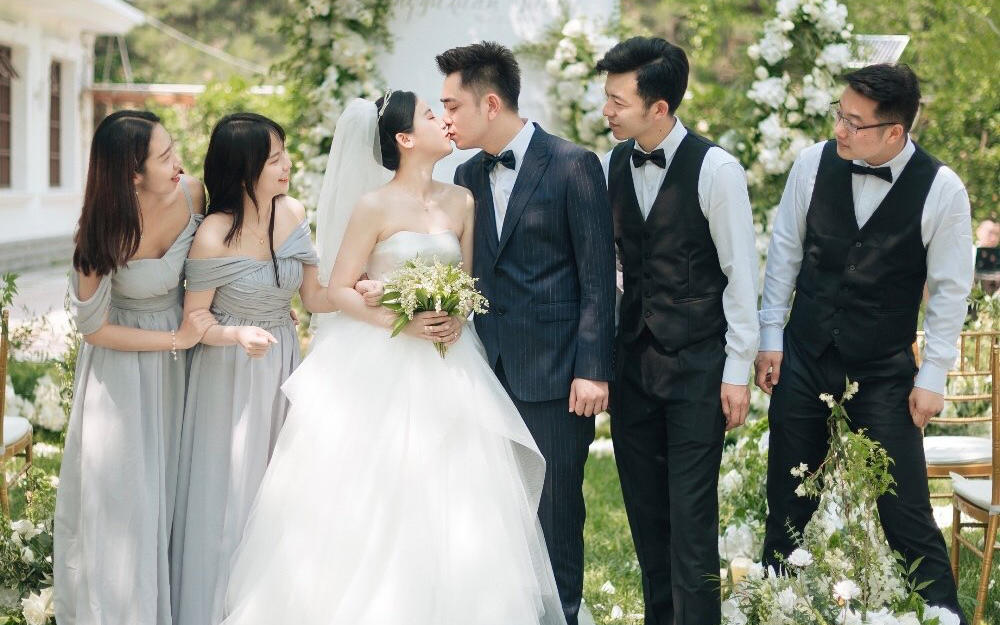 清新户外婚礼  婚纱礼服跟妆篇