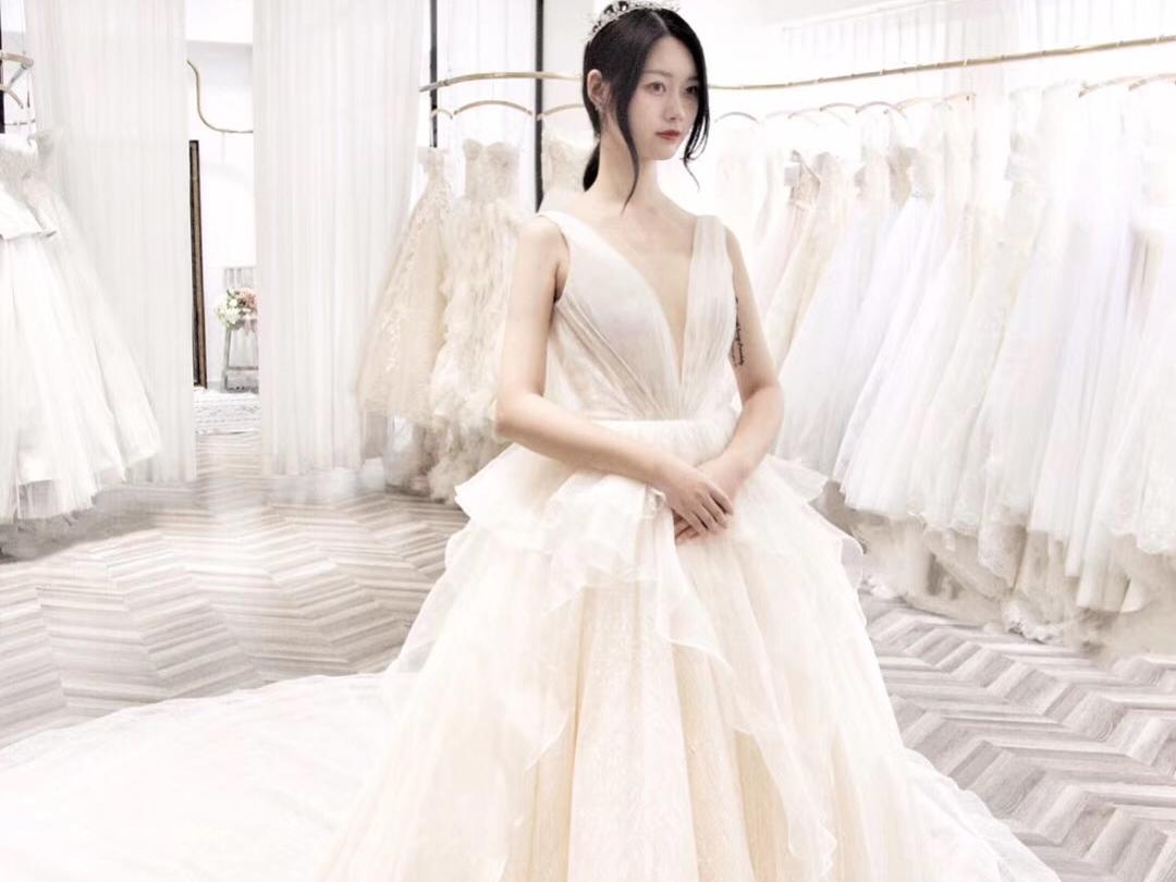 性价比推荐】9件租赁含主纱大拖+婚礼跟妆化妆师