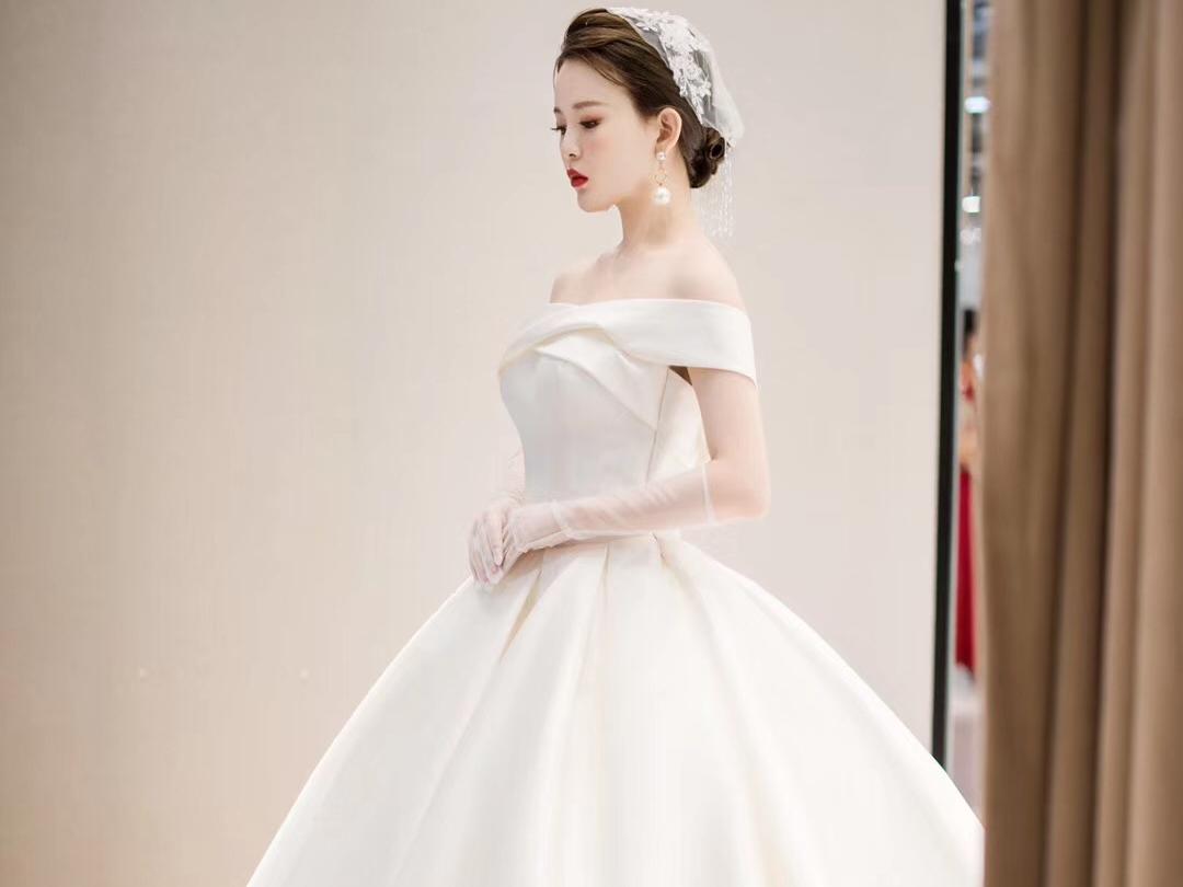 【限时特惠】婚纱三件套+高级化妆师2对1跟妆