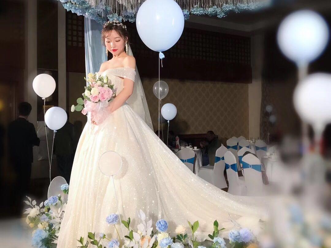 超值婚纱套餐：齐地纱、仪式纱、敬酒服＋三个造型