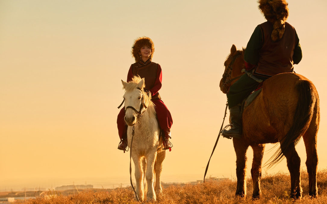 蒙古袍婚纱照 民族风的沉浸体验 感受蒙古魅力 