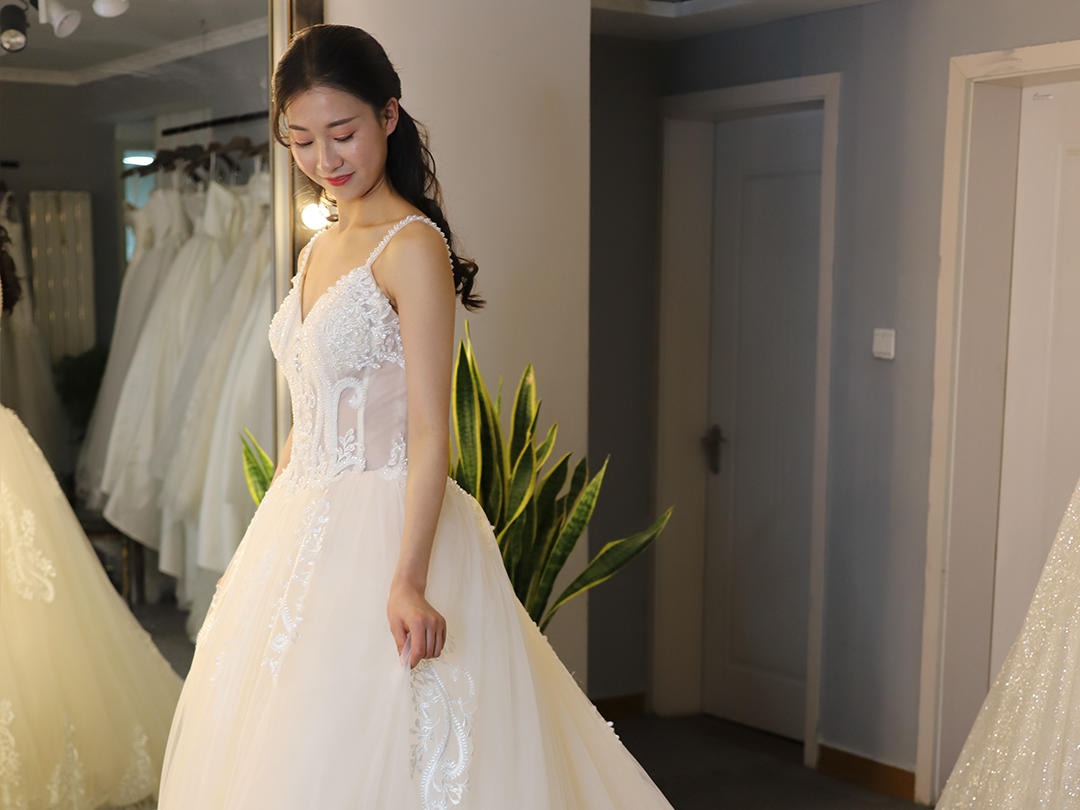 【超值租赁】齐地婚纱+敬酒服+全程跟妆