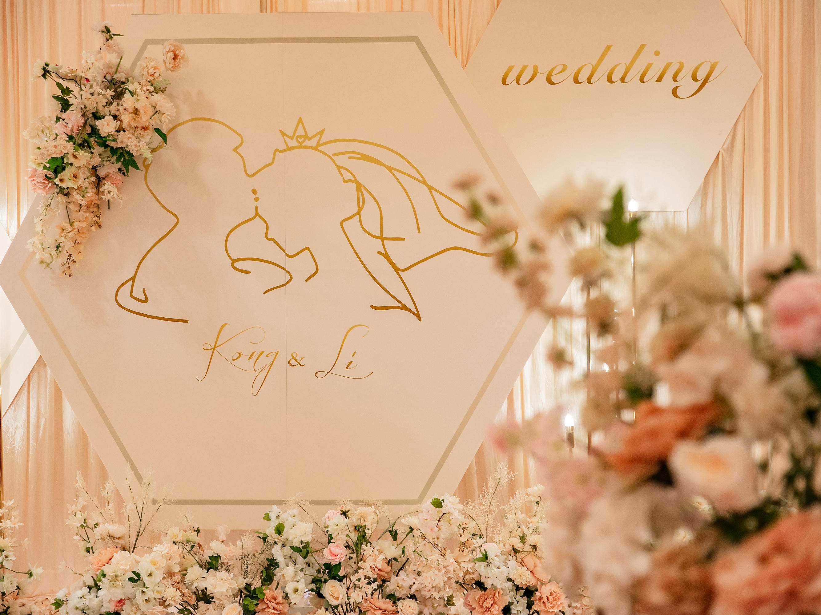 小宴会厅低预算香槟色婚礼