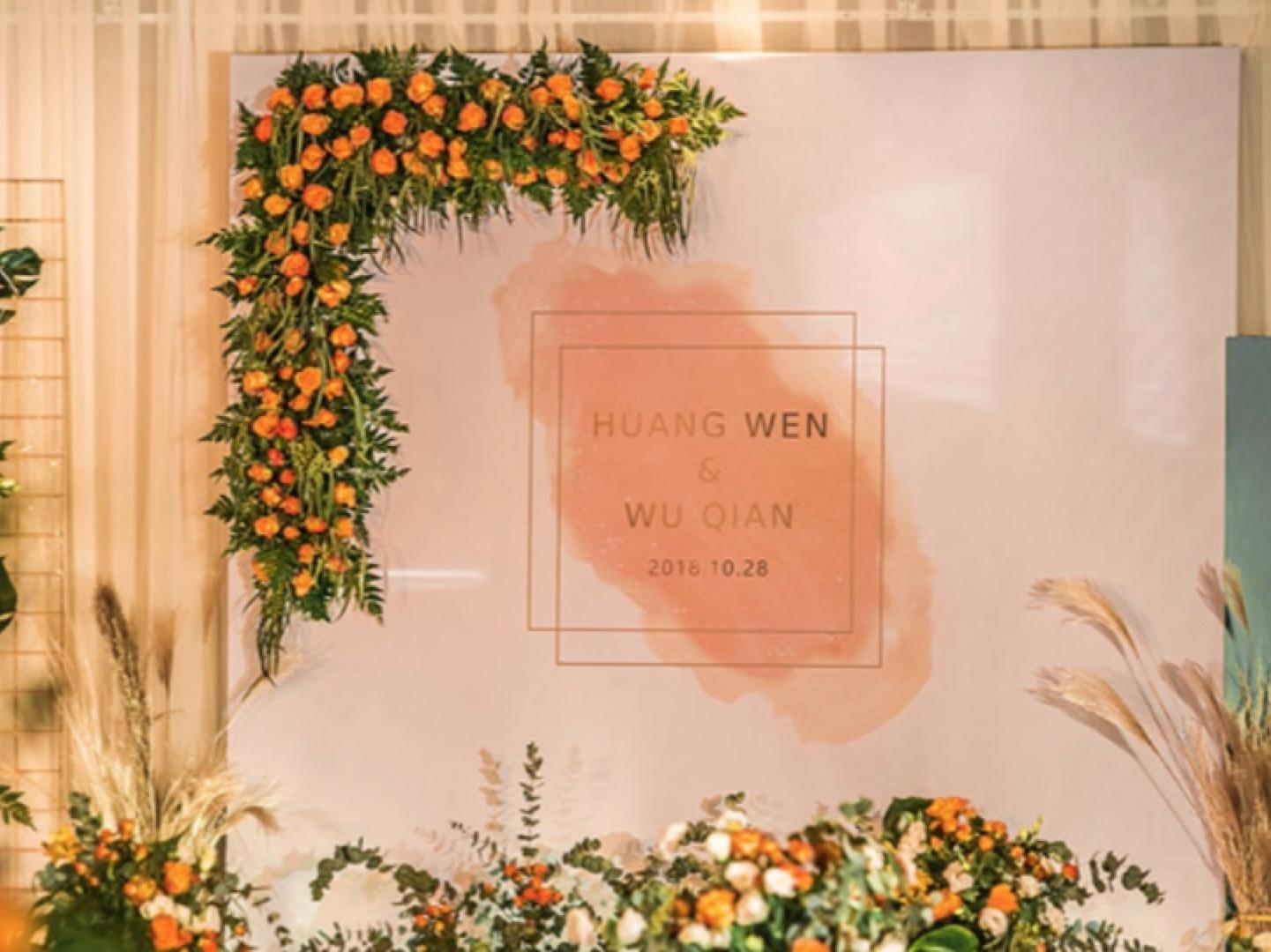 婚礼的色彩如同冬日里的暖阳泛起点点阳光温暖着人们