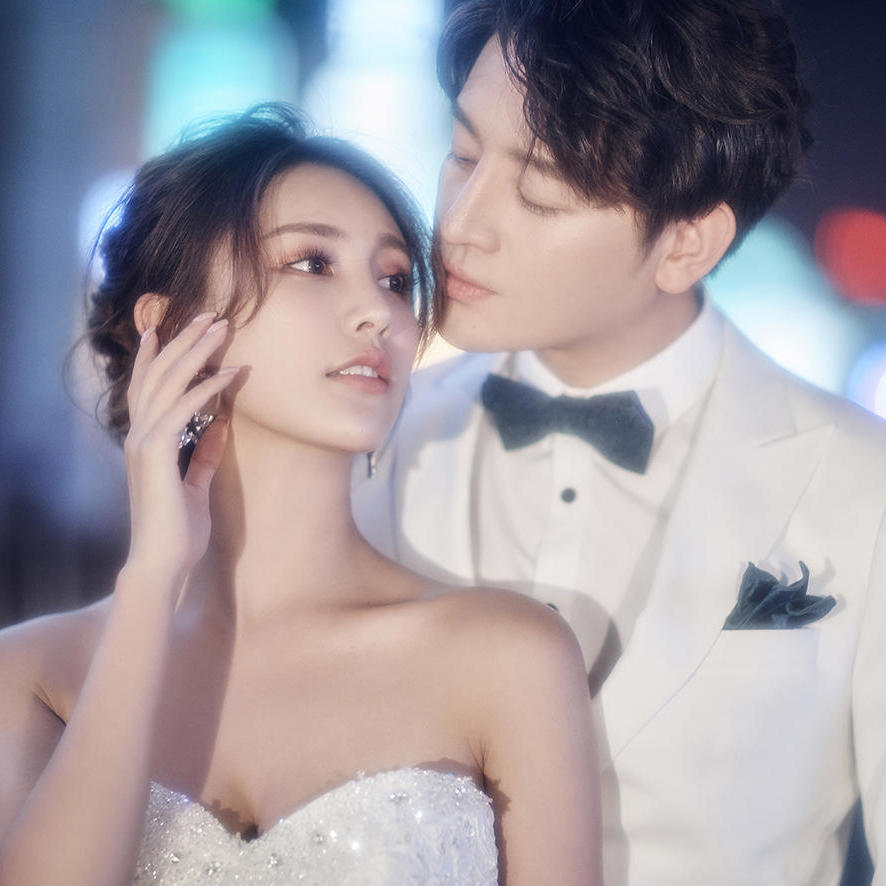 灯火灿烂下，风儿笑了 你也笑了