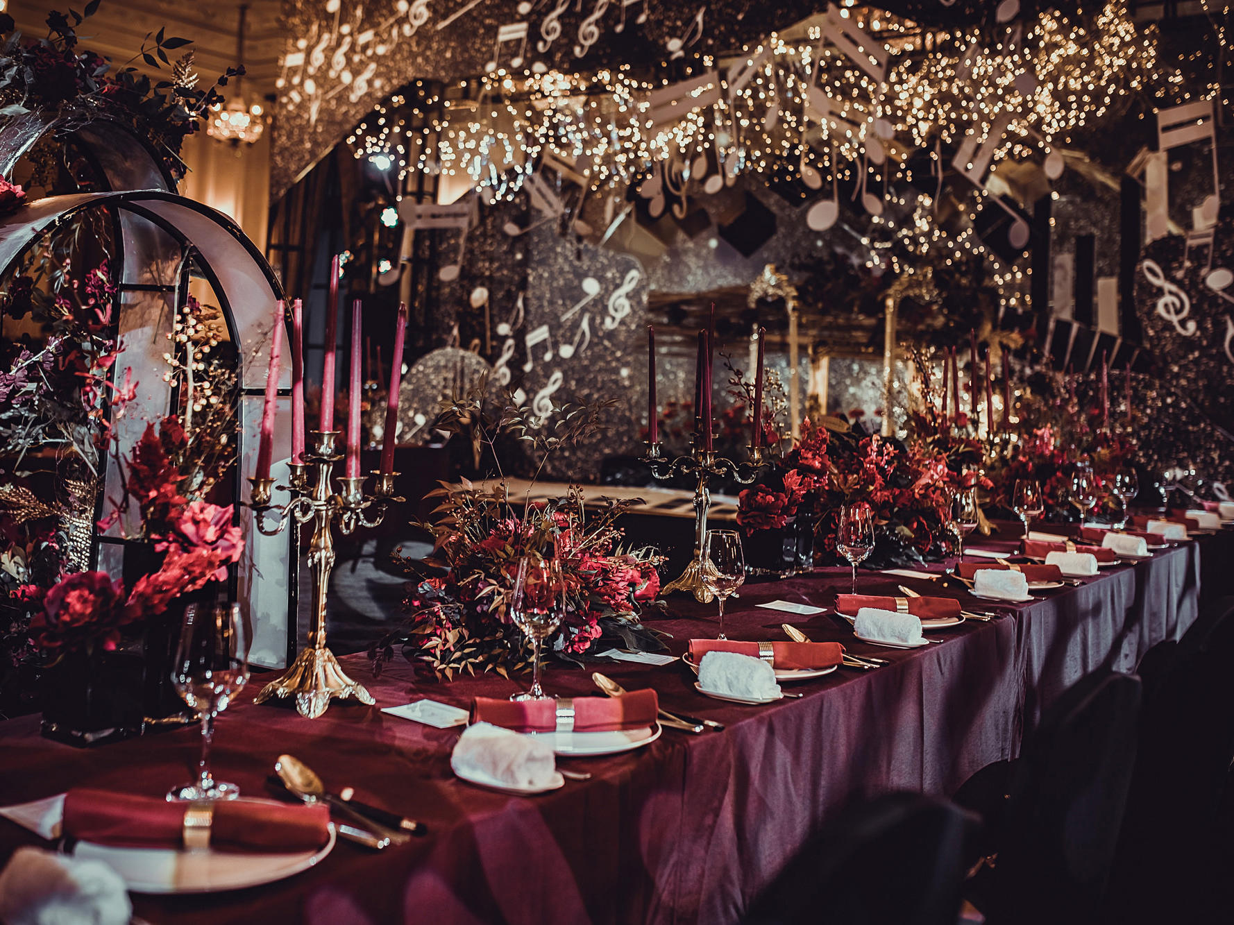 【CC婚礼设计】黑金复古大气室内婚礼/长条桌婚礼