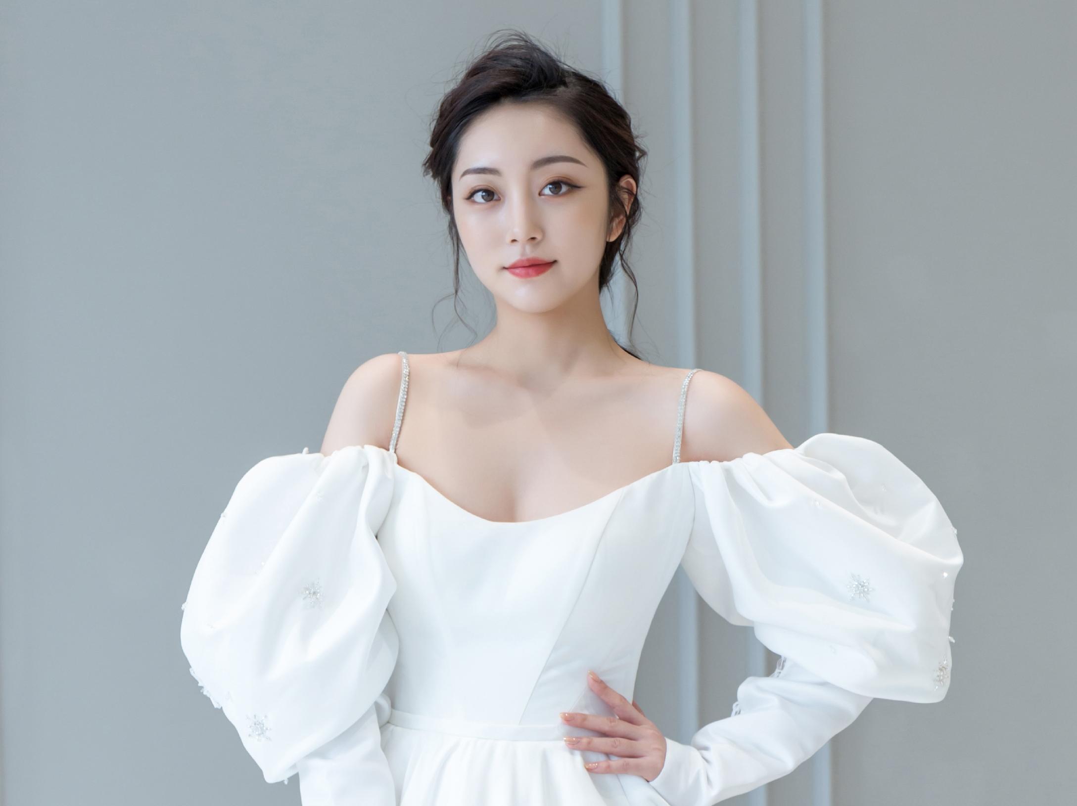 1888省心超值套餐 婚纱秀禾礼服+跟妆