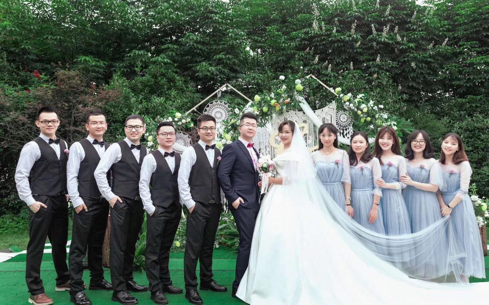 美莎殿堂极简缎面定制主纱定制西服婚礼现场