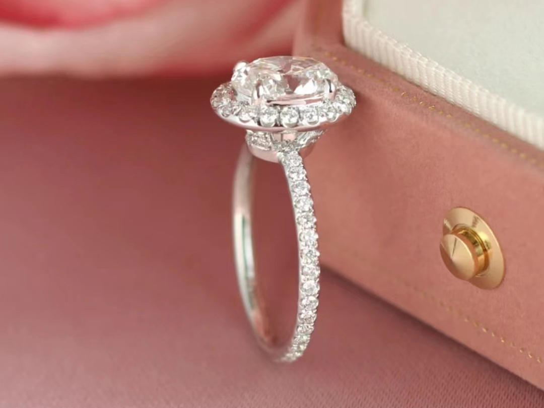 the   one椭圆形围镶钻戒