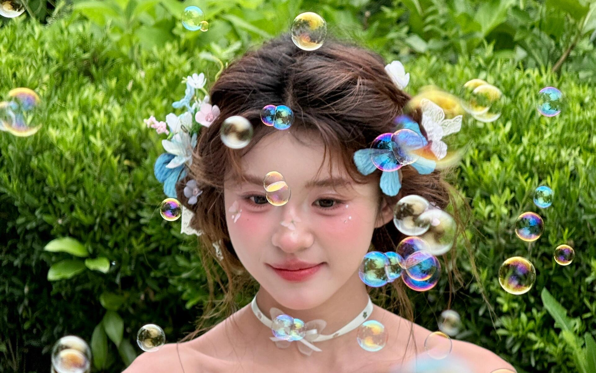 绿色森系草坪婚纱照拍摄
