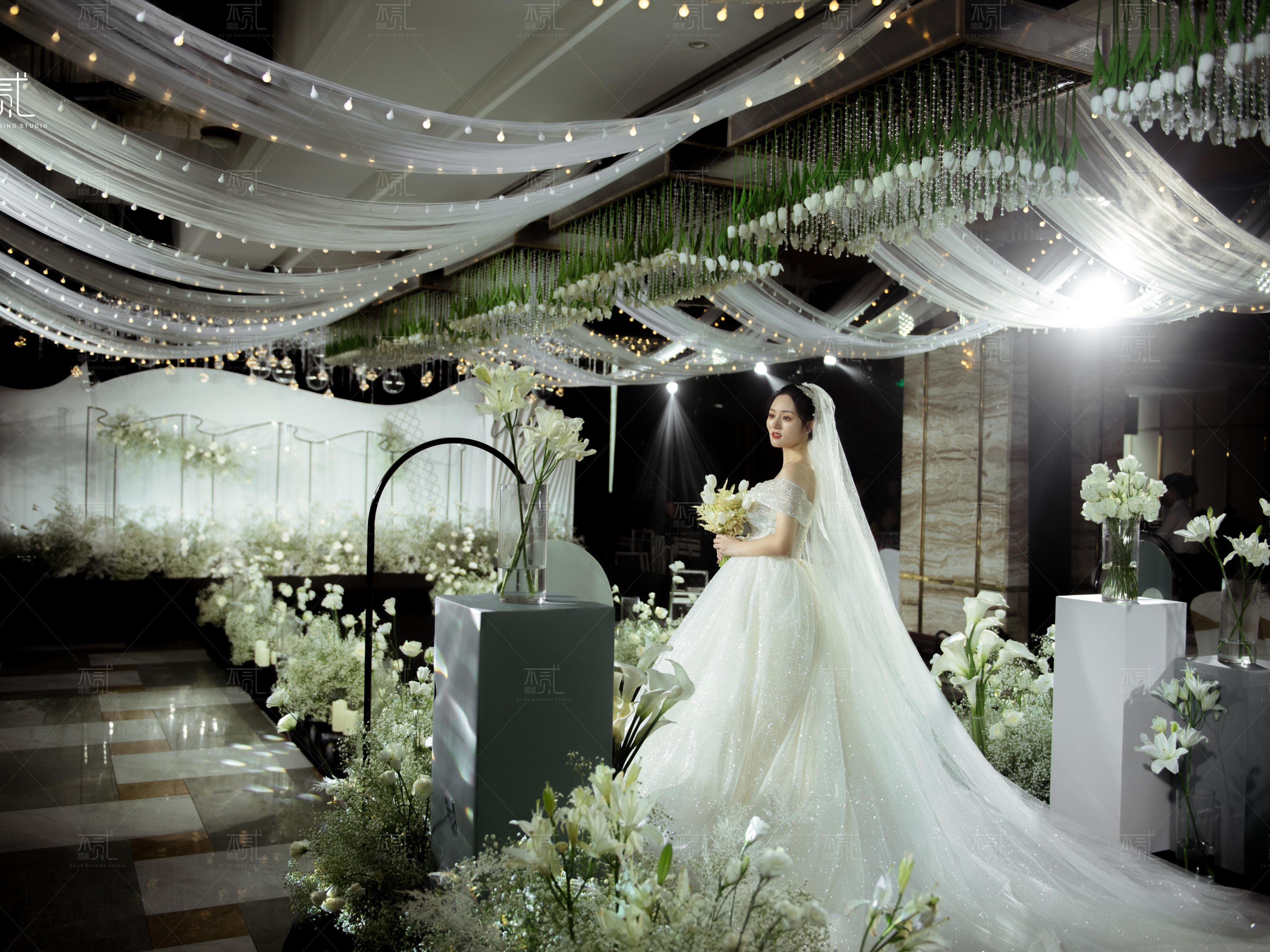 不贰婚礼，小酒店也能做出美腻的韩式吊顶哦