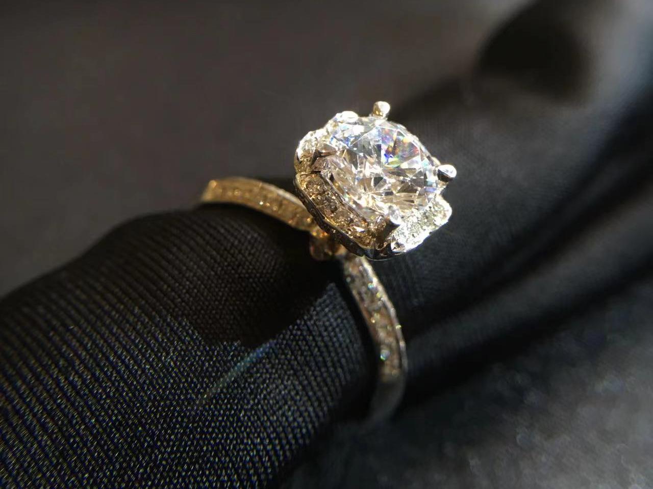 非梵钰禧｜18K白四爪花苞手捧花豪华群镶1克拉钻