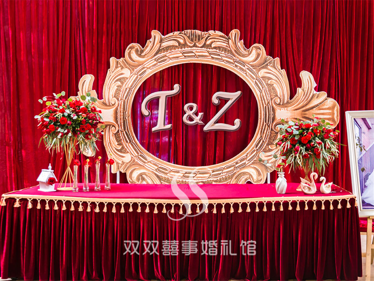 成都婚礼策划双双囍事婚礼馆室内红金色奢华大气城堡