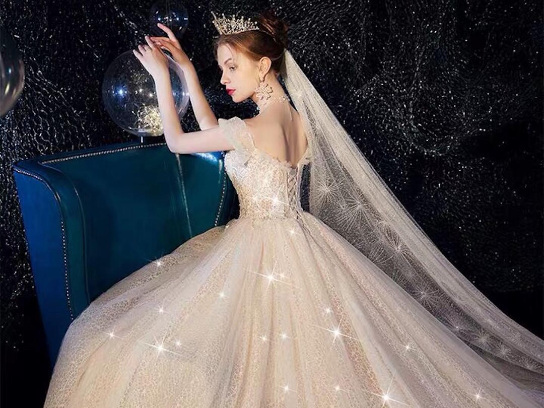 ［显瘦必备］泡泡袖一字肩长拖尾婚纱