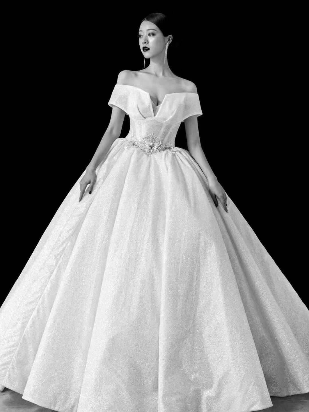 梦幻公主系列定制婚纱+礼服+总监化妆老师全程跟妆