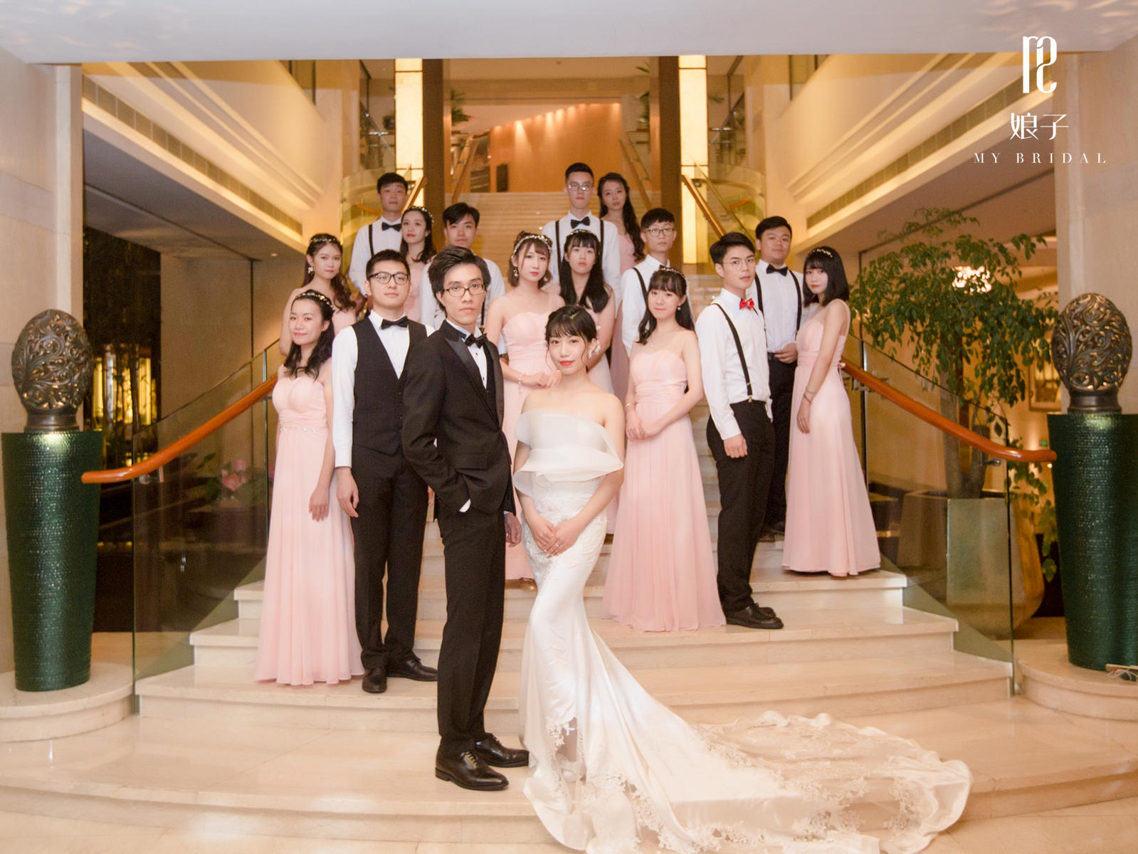 全天跟妆+主纱+齐地纱+敬酒服+长头纱+伴娘服