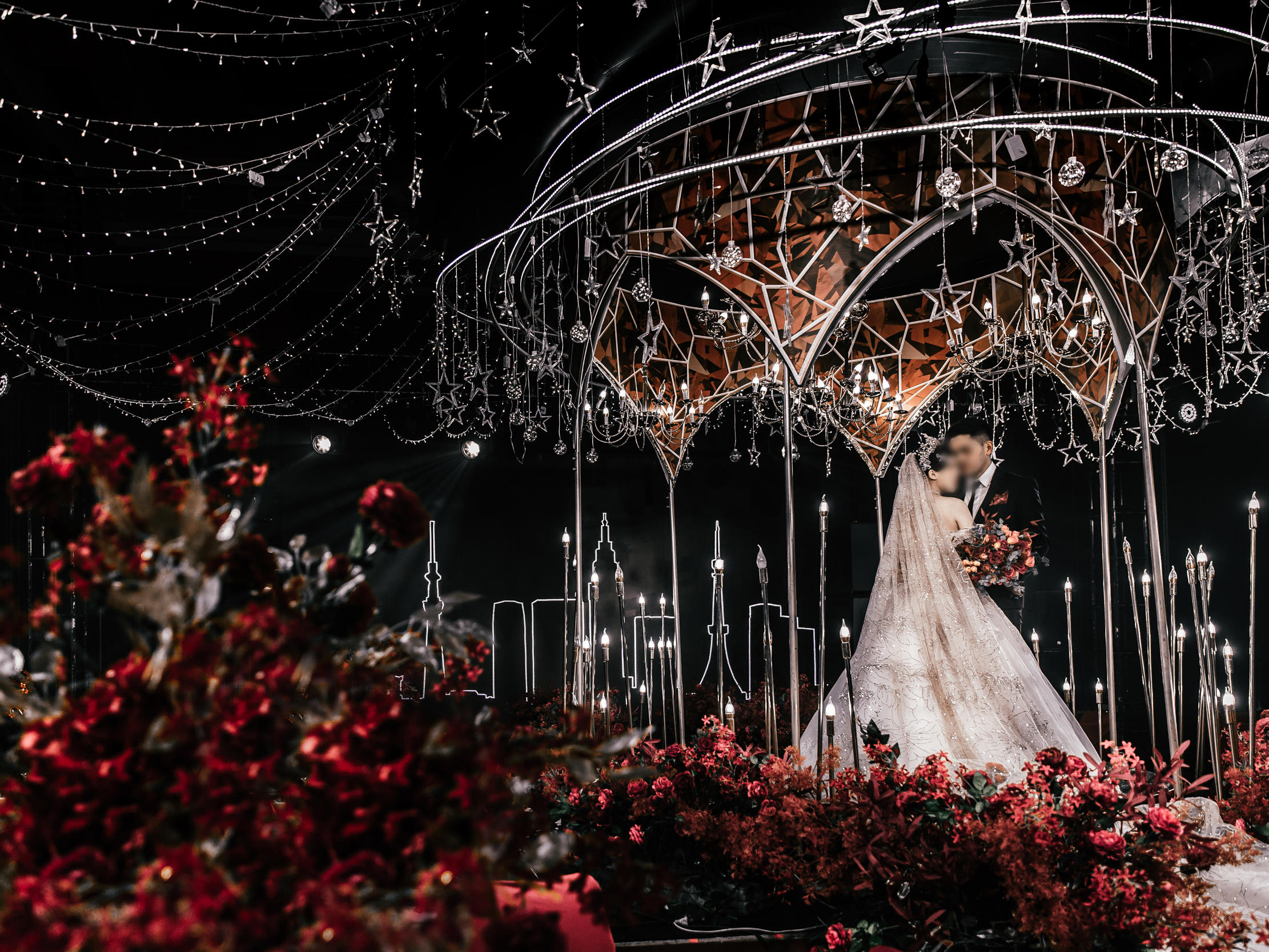 红黑色复古婚礼大气串灯设计