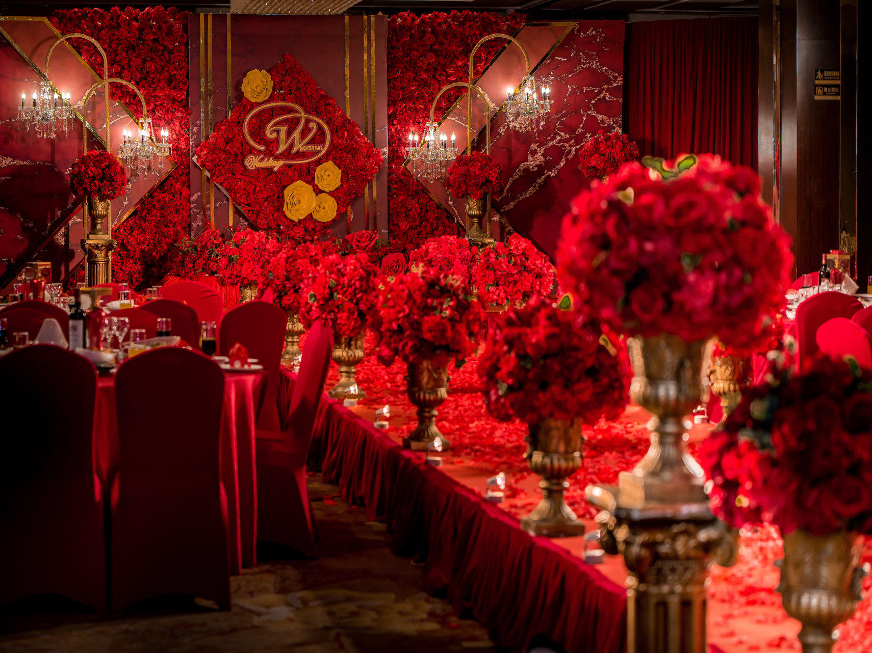 当西式遇上中国红，创意打造红色调西式婚礼