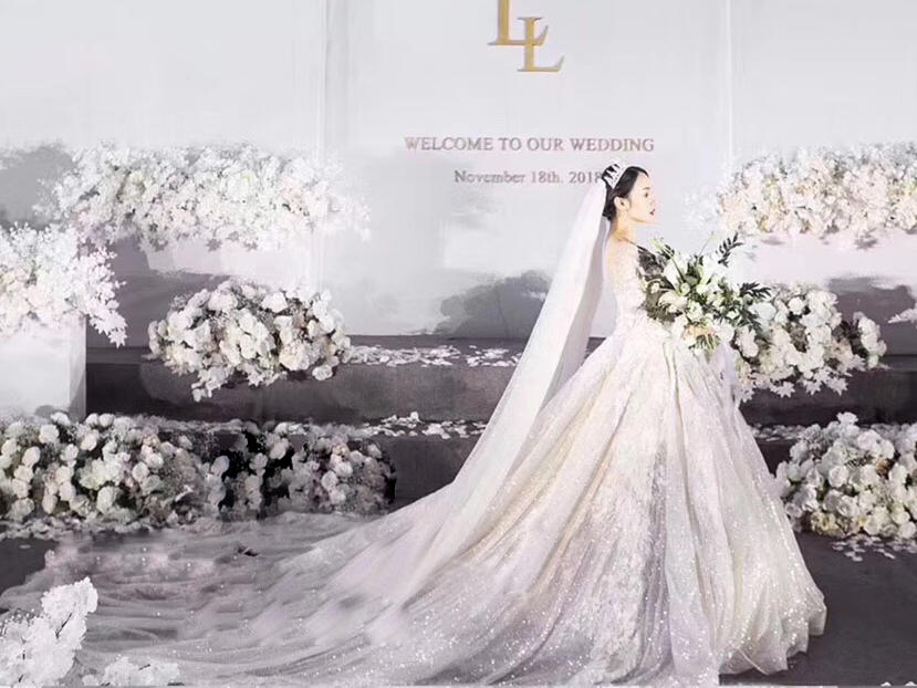 【米图婚纱超值推荐】跟妆+主纱+中式+敬酒服