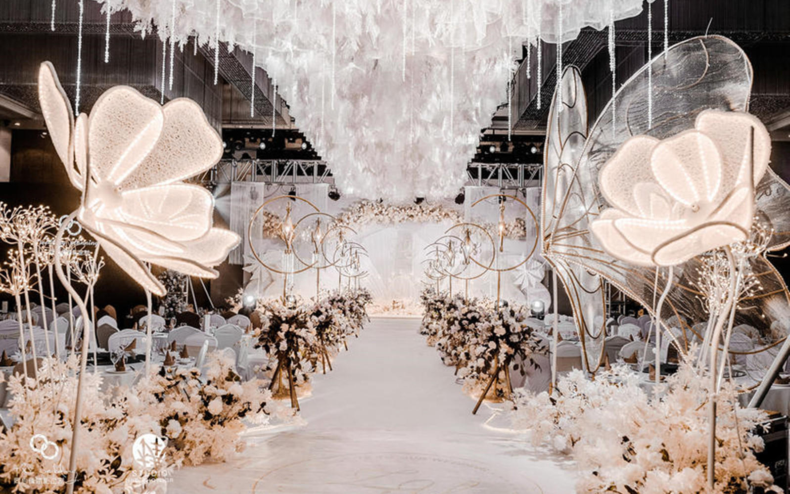   灰白色梦幻大气婚礼  