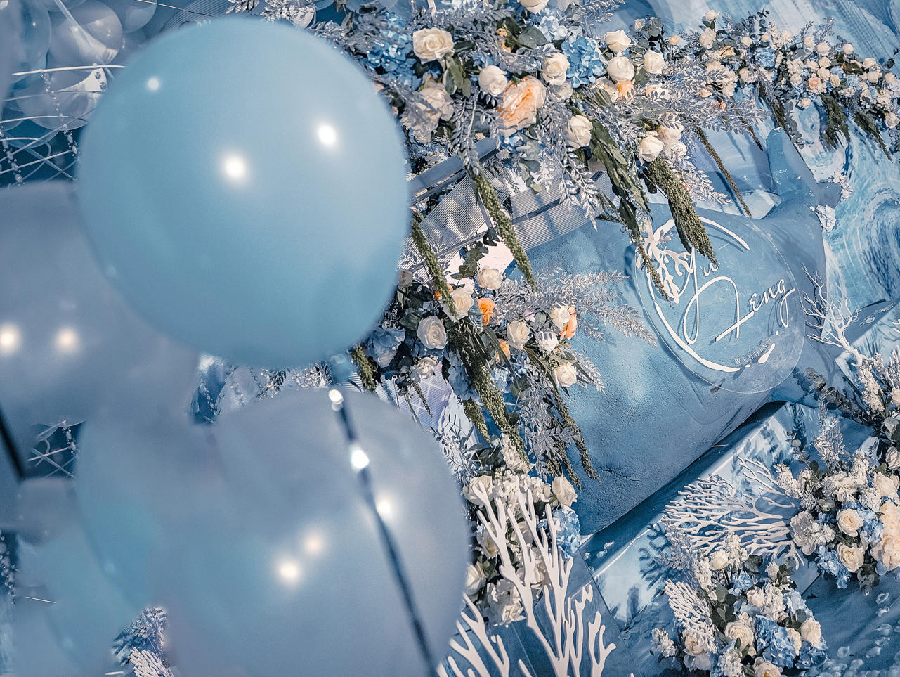 2020年浅蓝白色气球浪漫婚礼