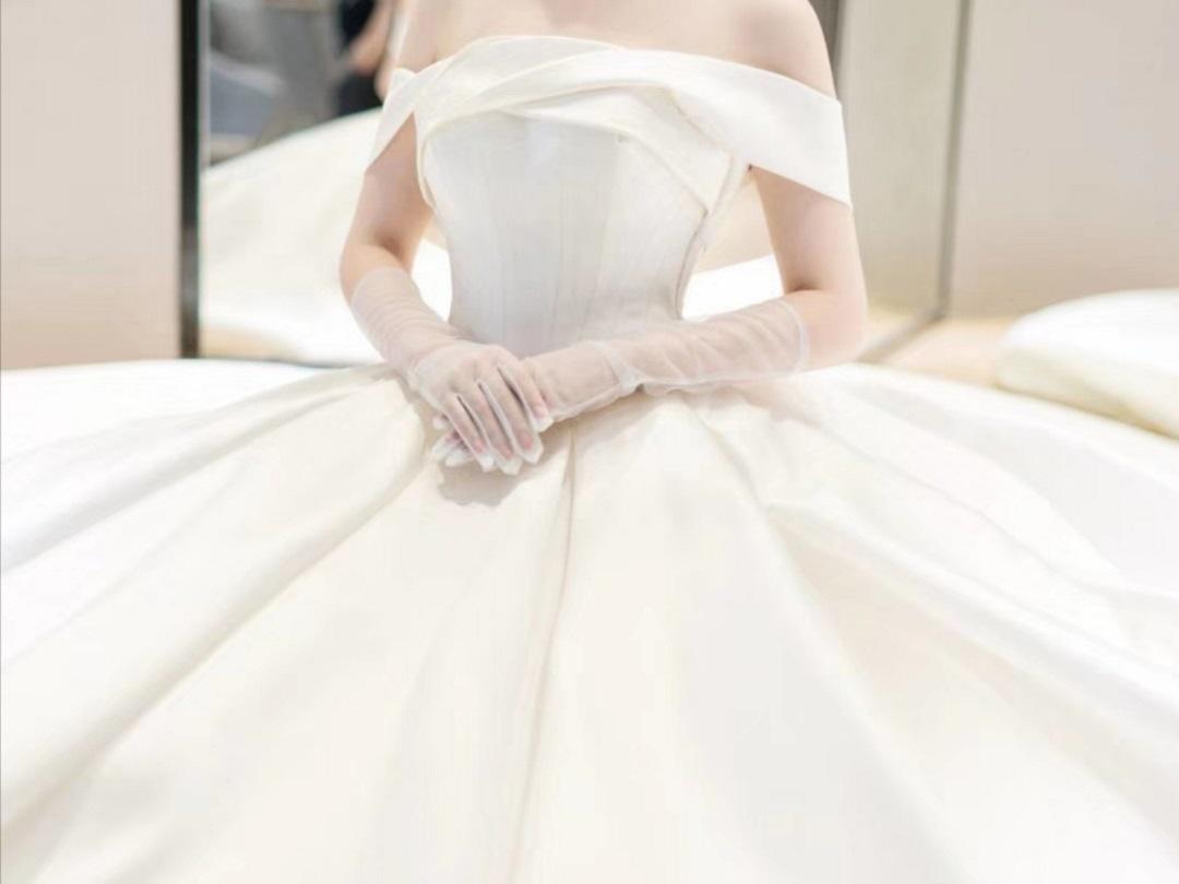 ¥5880 婚纱礼服+全跟妆