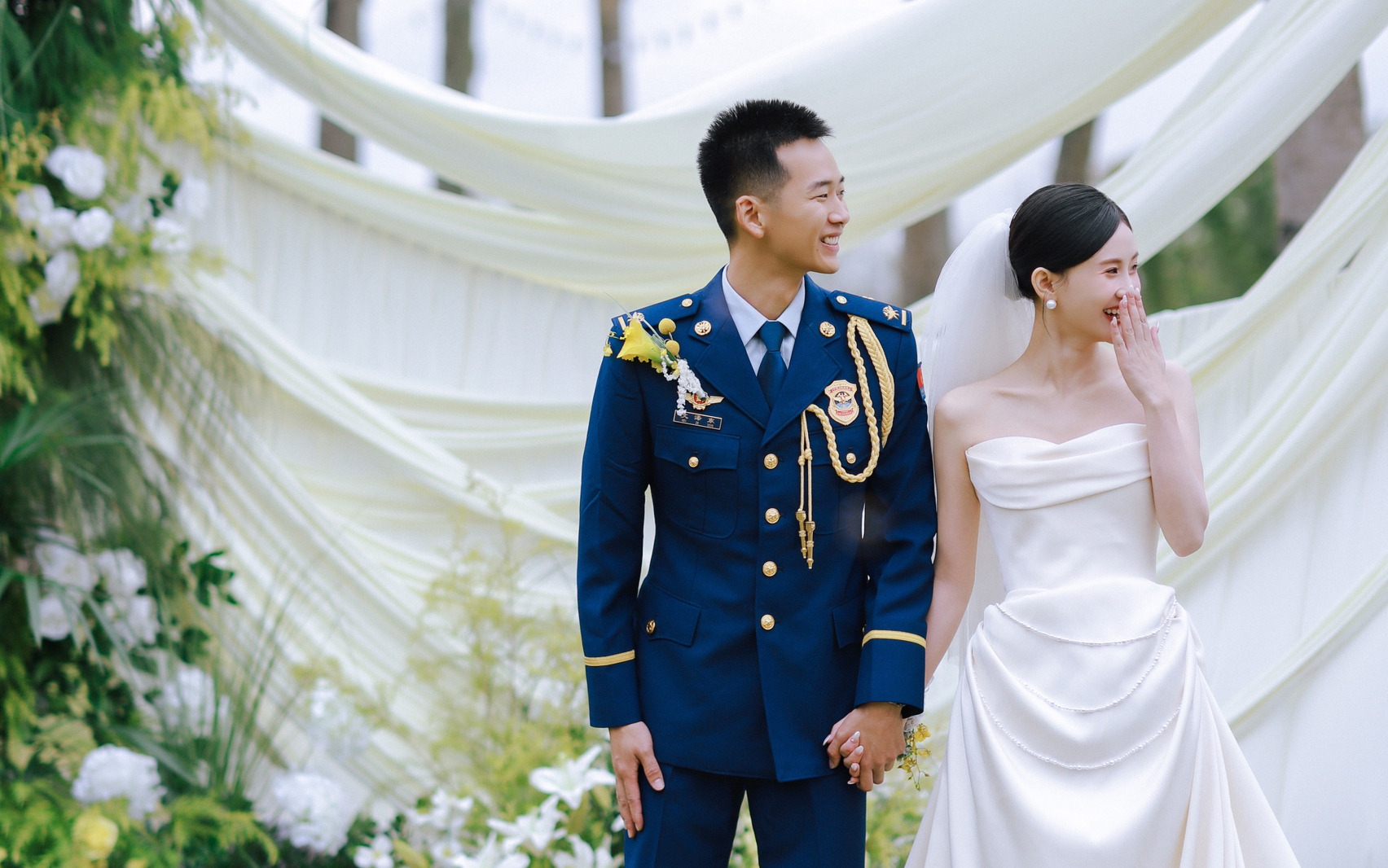 米色布幔轻抚婚礼现场，温润如诗的仪式感悄然铺展