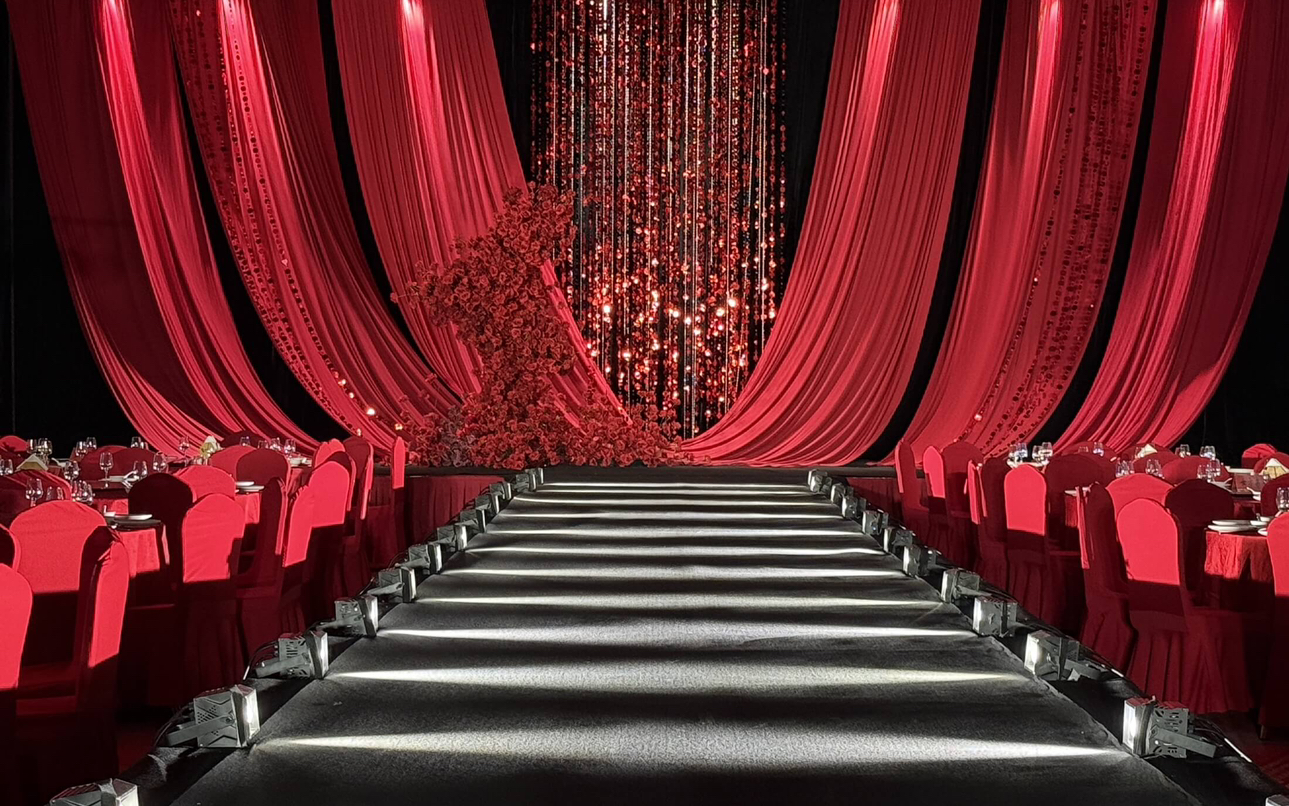 「圣菲婚礼」红色布幔亮片轻奢复古婚礼