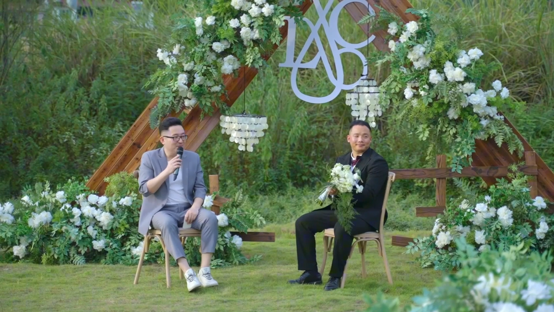 婚禮上他居然坐著主持？