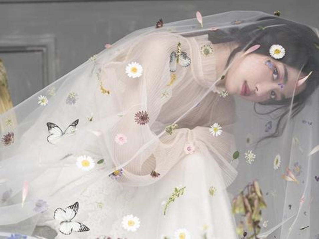 总监化妆师+高级定制婚纱套餐+送外景一套+伴娘服