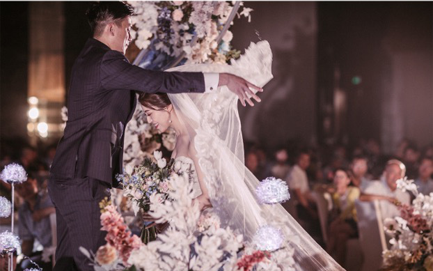 牵着我的手，闭着眼睛走你也不会迷路。