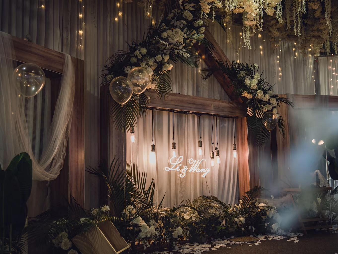 暗黑和玫红的碰撞 玫红色吊顶婚礼