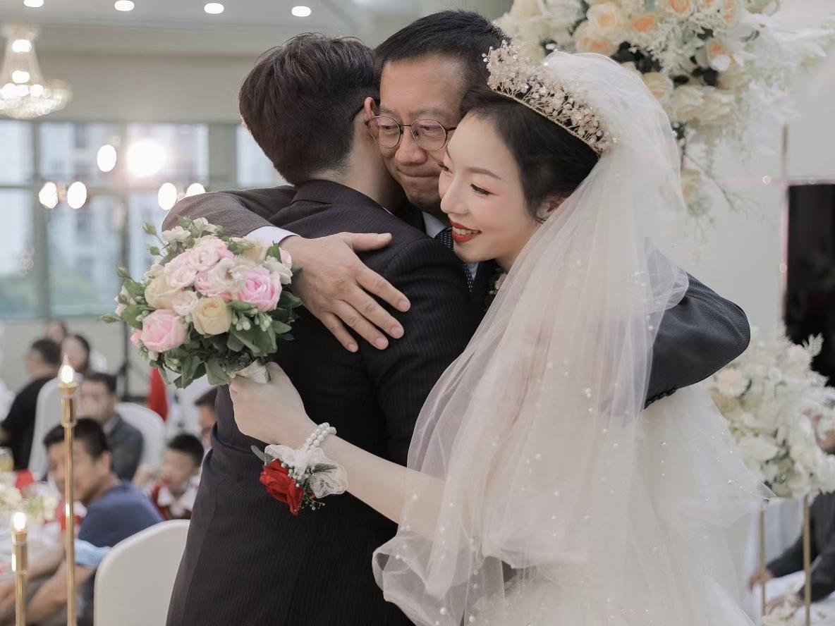 昆明资深婚庆摄影，婚礼跟拍，赠送精修40张