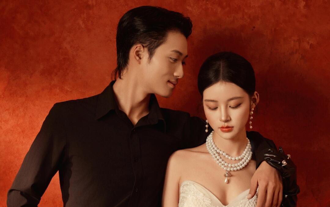 紅底白紗｜這組婚紗照自帶電影濾鏡 