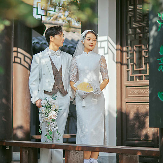 年度热卖，拍婚纱照送结婚当天服装送新娘妆！