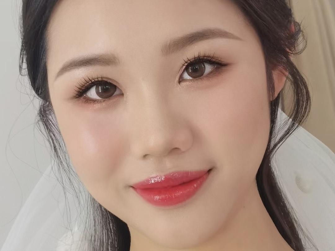 高级化妆师+全天跟妆+3套妆造+赠送妈妈伴娘